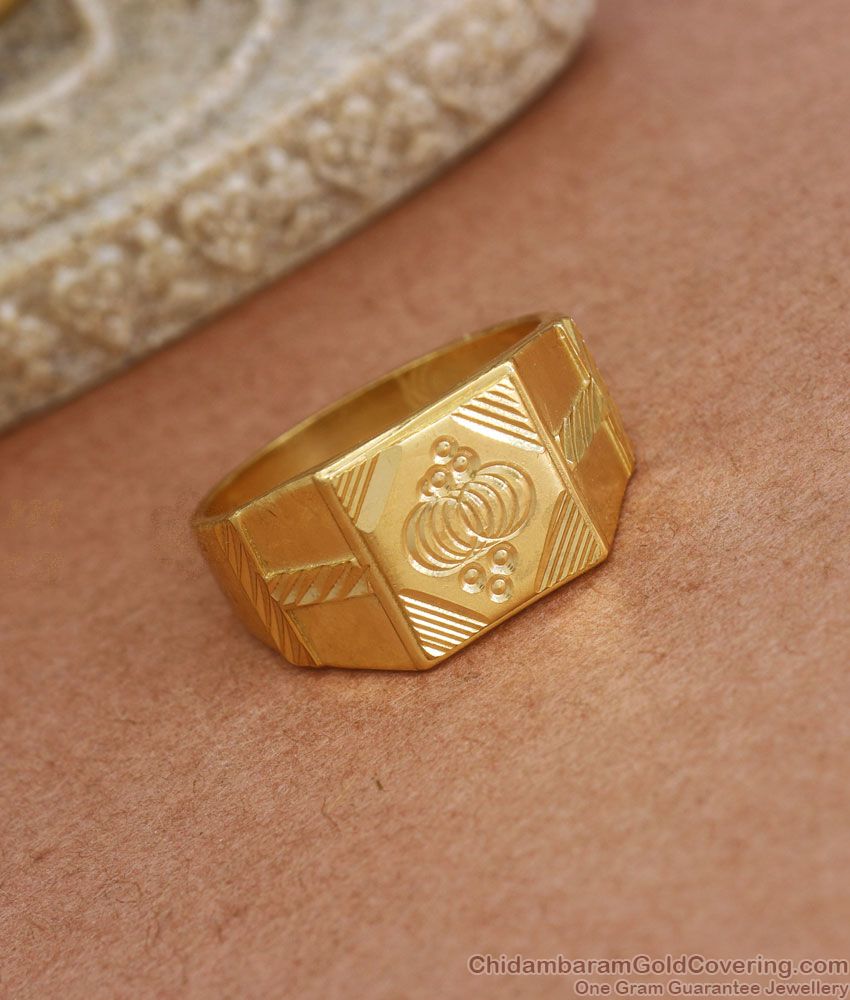 D-shape Wedding Ring in 18K Gold 2mm wide - A Jewel